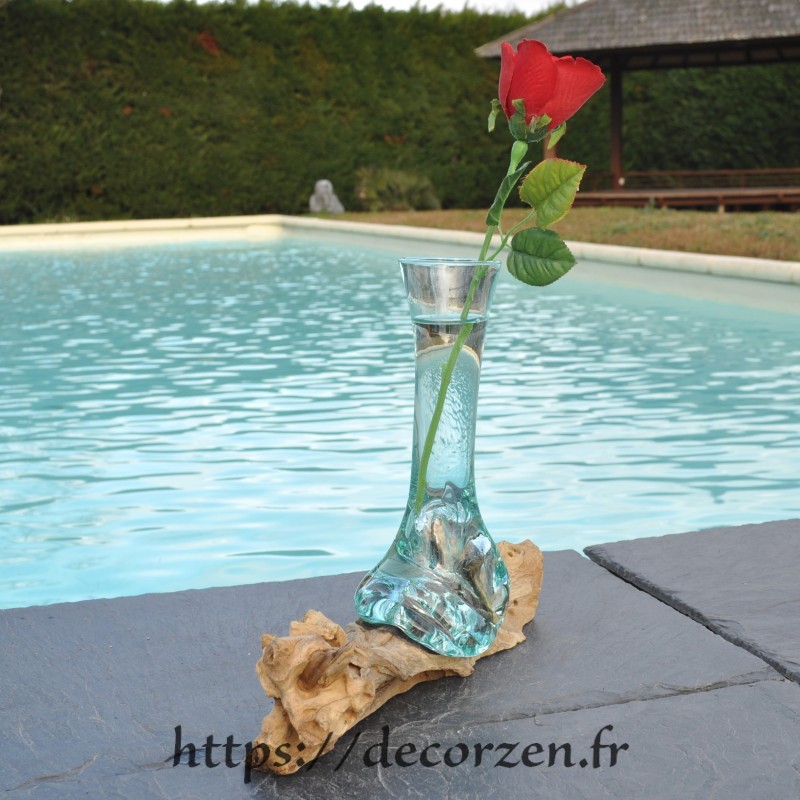 Grand Soliflore en verre recyclé fondu puis soufflé en fusion sur du bois et le verre se sort pour le laver Grand Soliflore en verre recyclé fondu puis soufflé en fusion sur du bois et le verre se sort pour le laver