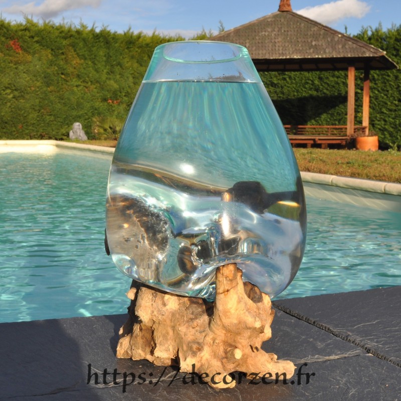 Aquarium ou vase en verre recyclé soufflé à la bouche en fusion sur du bois flotté, le vase est amovible pour le lavage. Aquarium ou vase en verre recyclé soufflé à la bouche en fusion sur du bois flotté, le vase est amovible pour le lavage.
