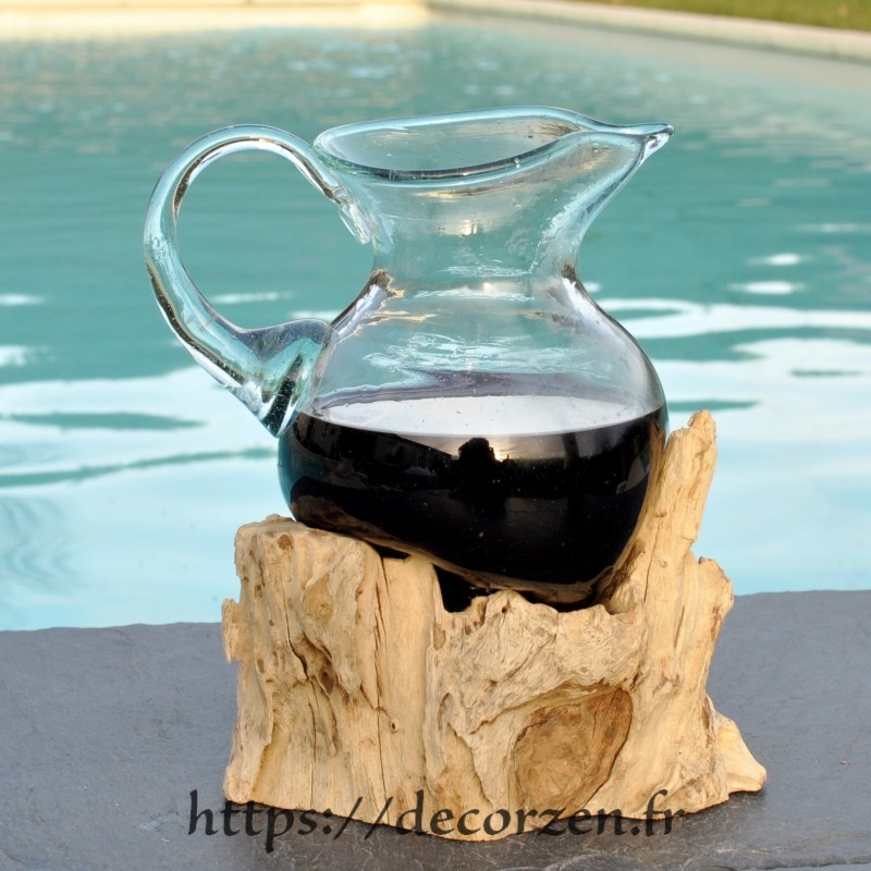 Carafe ou pichet en verre recyclé moulé en fusion sur du bois flotté Carafe ou pichet en verre recyclé moulé en fusion sur du bois flotté