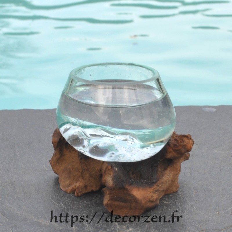 Verre à digestif en verre recyclé soufflé à la bouche en fusion sur du bois flotté Verre à digestif en verre recyclé soufflé à la bouche en fusion sur du bois flotté