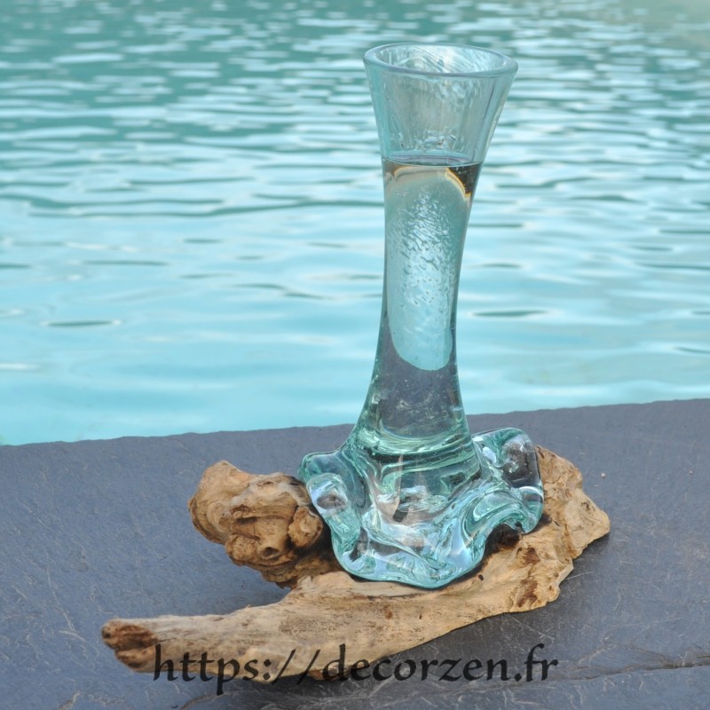 Grand soliflore en verre recyclé soufflé et coulé en fusion sur du bois flotté Grand soliflore en verre recyclé soufflé et coulé en fusion sur du bois flotté