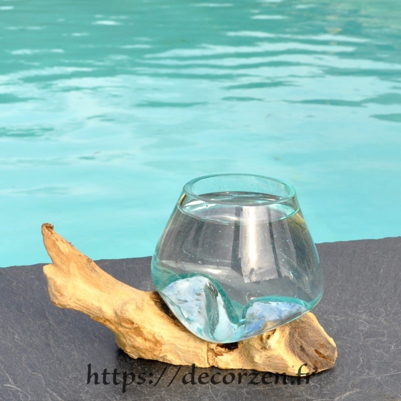 Verre à cocktail ou vase en verre recyclé soufflé et coulé à la bouche en fusion sur du bois flotté, le vase est amovible Verre à cocktail ou vase en verre recyclé soufflé et coulé à la bouche en fusion sur du bois flotté, le vase est amovible