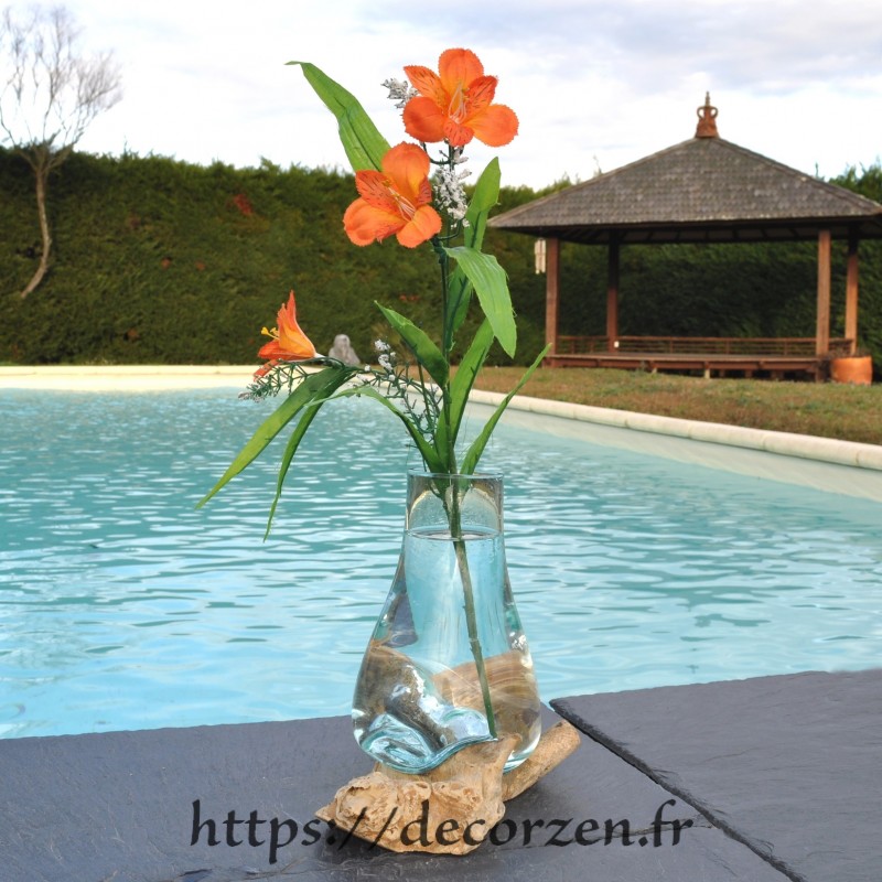 Carafe ou vase en verre recyclé soufflé en fusion sur du bois flotté. le verre est amovible pour le laver au lave-vaisselle Carafe ou vase en verre recyclé soufflé en fusion sur du bois flotté. le verre est amovible pour le laver au lave-vaisselle