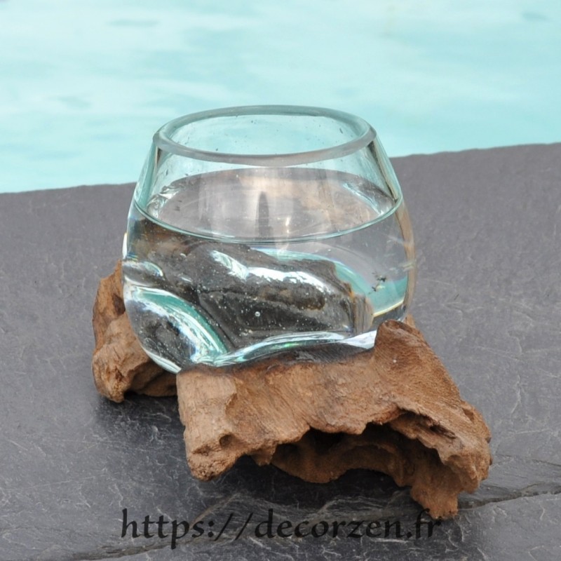 Verre à digestif en verre recyclé soufflé puis moulé en fusion sur du bois Verre à digestif en verre recyclé soufflé puis moulé en fusion sur du bois