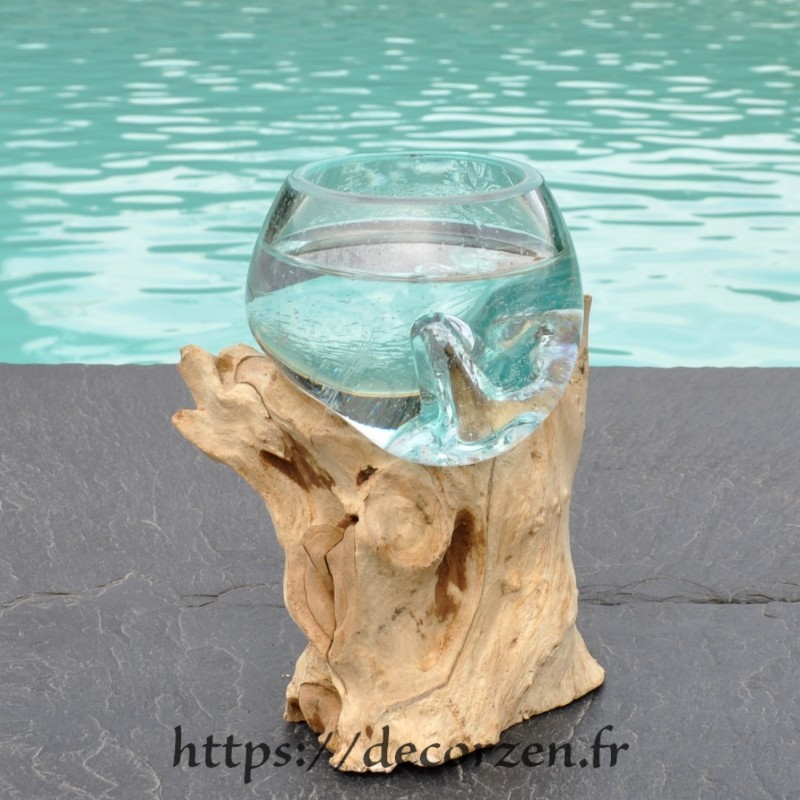 Verre à digestif en verre recyclé soufflé puis moulé en fusion sur du bois Verre à digestif en verre recyclé soufflé puis moulé en fusion sur du bois