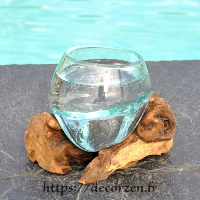 Verre à digestif en verre recyclé soufflé puis moulé en fusion sur du bois Verre à digestif en verre recyclé soufflé puis moulé en fusion sur du bois