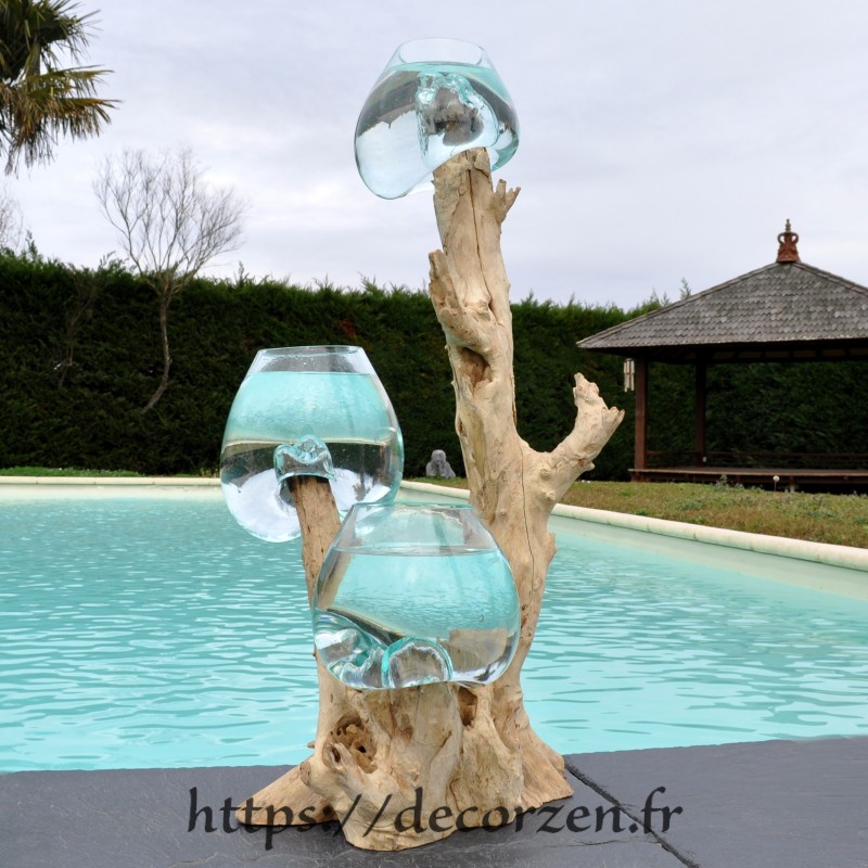 3 vases en verre recyclé soufflés et moulés en fusion directement sur du bois flotté 3 vases en verre recyclé soufflés et moulés en fusion directement sur du bois flotté