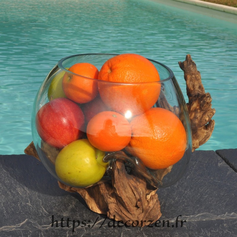 Terrarium, bonbonnière ou ramequin à apéro en verre recyclé soufflé en fusion sur du bois flotté. Terrarium, bonbonnière ou ramequin à apéro en verre recyclé soufflé en fusion sur du bois flotté.