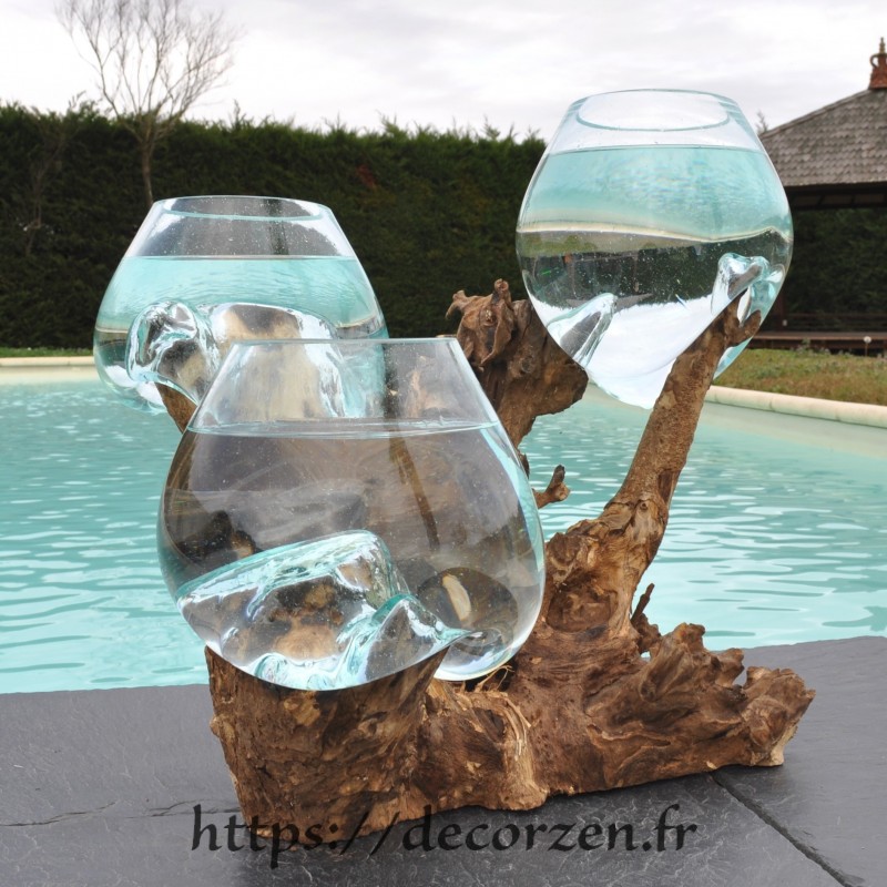3 vases en verre recyclé soufflés et moulés en fusion directement sur du bois flotté 3 vases en verre recyclé soufflés et moulés en fusion directement sur du bois flotté