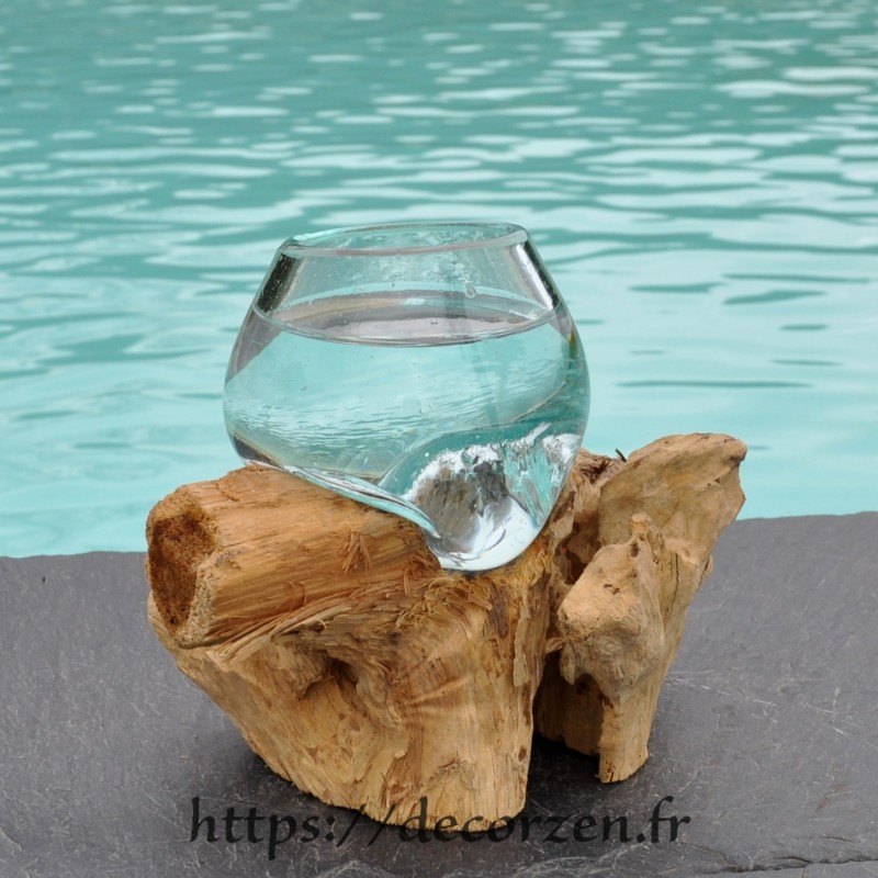 Verre à digestif en verre recyclé soufflé puis moulé en fusion sur du bois Verre à digestif en verre recyclé soufflé puis moulé en fusion sur du bois