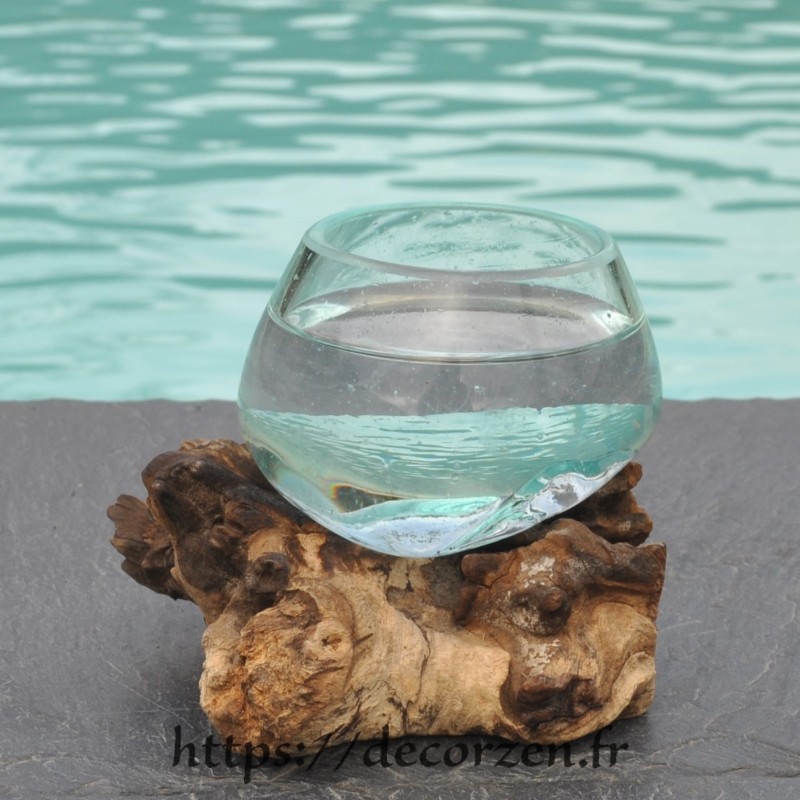Verre à digestif en verre recyclé soufflé puis moulé en fusion sur du bois Verre à digestif en verre recyclé soufflé puis moulé en fusion sur du bois