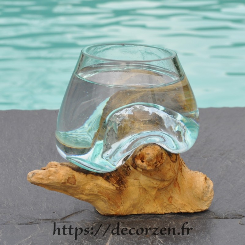 Verre à digestif en verre recyclé soufflé en fusion en fusion sur du bois flotté. Verre à digestif en verre recyclé soufflé en fusion en fusion sur du bois flotté.