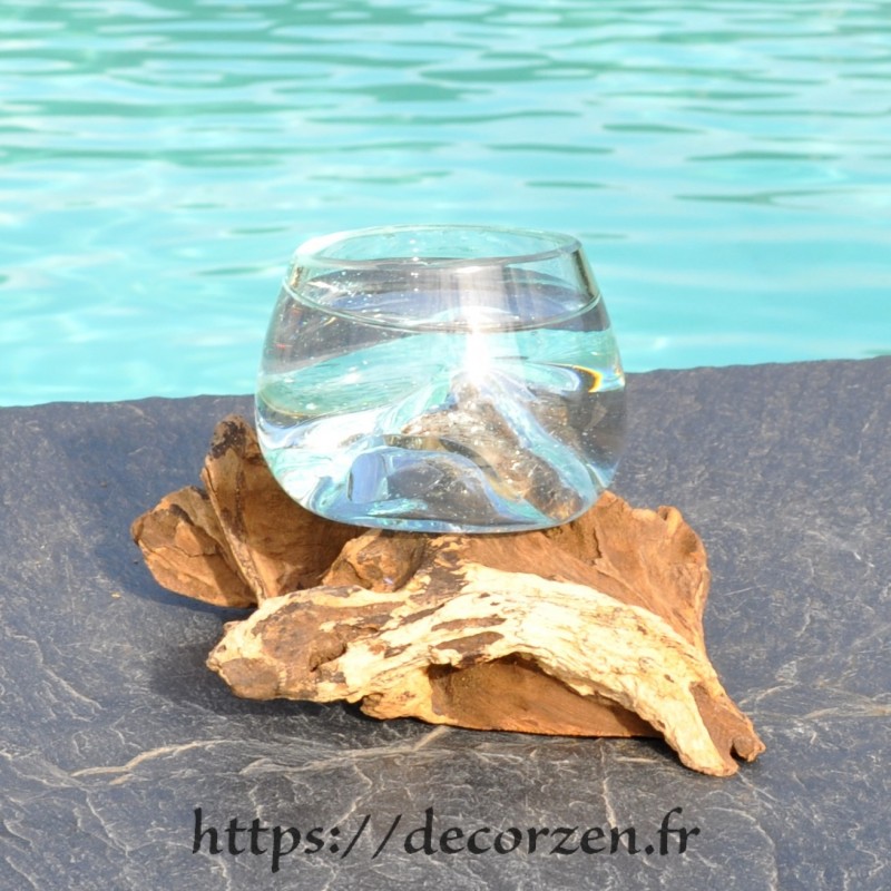 Verre à digestif en verre recyclé soufflé en fusion sur du bois flotté et le vase s'enlève pour le laver au lave-vaisselle. Verre à digestif en verre recyclé soufflé en fusion sur du bois flotté et le vase s'enlève pour le laver au lave-vaisselle.