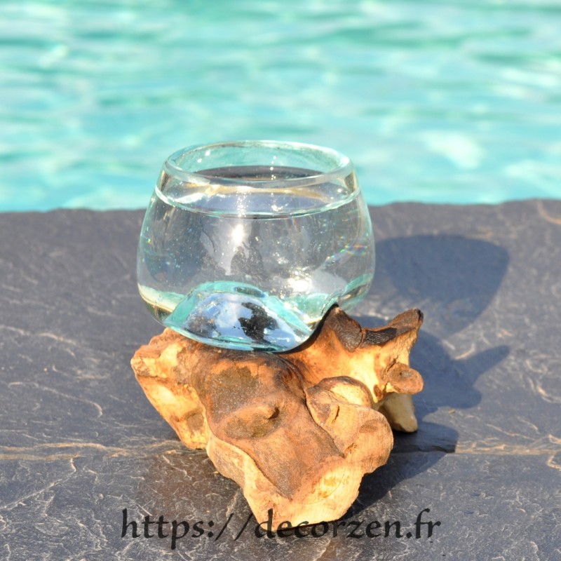 Verre à digestif en verre recyclé soufflé en fusion sur du bois flotté, le verre est amovible Verre à digestif en verre recyclé soufflé en fusion sur du bois flotté, le verre est amovible