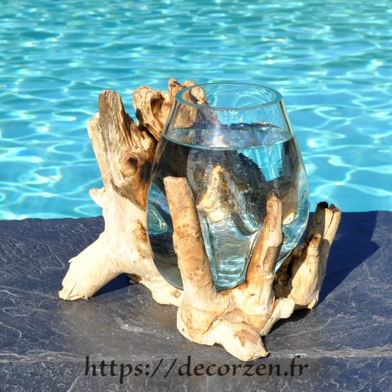 Verre à cocktail ou vase en verre recyclé soufflé et coulé à la bouche en fusion sur du bois flotté, le vase est amovible Verre à cocktail ou vase en verre recyclé soufflé et coulé à la bouche en fusion sur du bois flotté, le vase est amovible