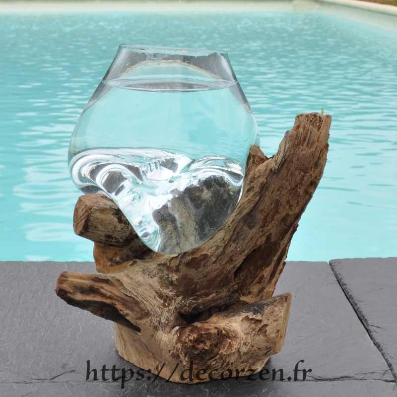 Un verre à cocktail ou vase en verre recyclé soufflé en fusion sur du bois flotté, le vase est amovible pour le laver Un verre à cocktail ou vase en verre recyclé soufflé en fusion sur du bois flotté, le vase est amovible pour le laver