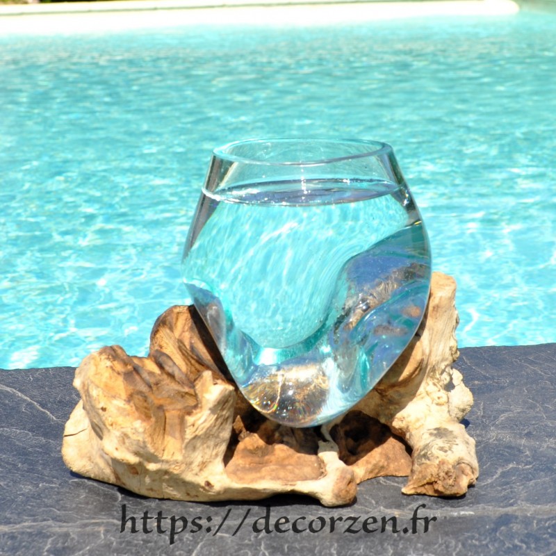 Verre à cocktail ou vase en verre recyclé soufflé et coulé à la bouche en fusion sur du bois flotté, le vase est amovible Verre à cocktail ou vase en verre recyclé soufflé et coulé à la bouche en fusion sur du bois flotté, le vase est amovible