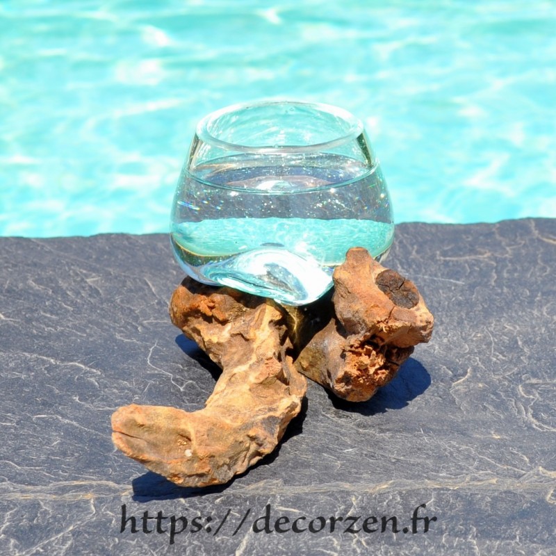 Verre à digestif en verre recyclé soufflé en fusion sur du bois flotté et le vase s'enlève pour le laver au lave-vaisselle. Verre à digestif en verre recyclé soufflé en fusion sur du bois flotté et le vase s'enlève pour le laver au lave-vaisselle.