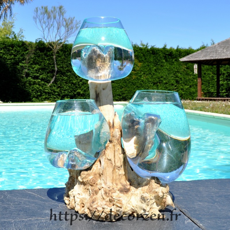 Trois vases en verre recyclé soufflés et coulés en fusion directement sur du bois flotté, les verres sont amovibles.