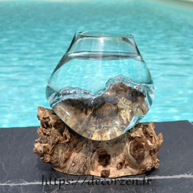 Un majestueux verre à duo en verre recyclé soufflé sur du bois flotté.