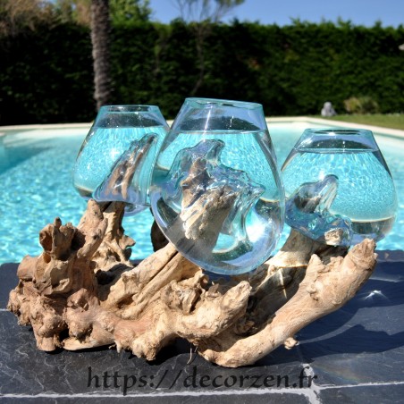 Trois vases en verre recyclé soufflé en fusion directement sur du bois flotté, les verres sont amovibles.