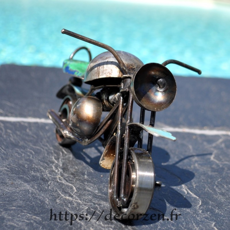Moto en pièces métalliques et fer recyclé dans le plus pur style déco indus