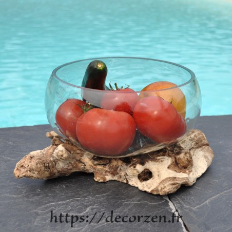 Saladier ou ramequin en verre recyclé soufflé à la bouche en fusion sur du bois flotté. Saladier ou ramequin en verre recyclé soufflé à la bouche en fusion sur du bois flotté.