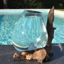 Un gros bol à cocktail ou vase en verre recyclé soufflé en fusion sur du bois flotté, le vase est amovible pour le lavage