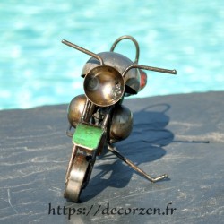 Moto en pièces métalliques et fer recyclé dans le plus pur style déco indus