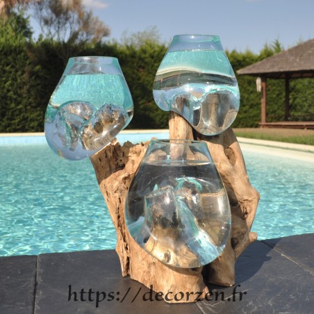 3 vases en verre recyclé soufflés et moulés en fusion directement sur du bois flotté 3 vases en verre recyclé soufflés et moulés en fusion directement sur du bois flotté