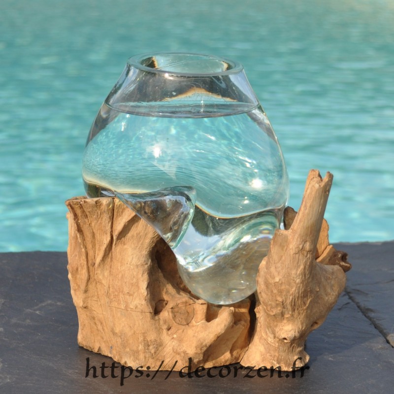 Un superbe verre à duo ou vase en verre recyclé soufflé sur une racine.
