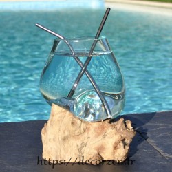 Un verre à duo ou  vase en verre recyclé soufflé et coulé à la bouche en fusion sur du bois flotté, le vase est amovible
