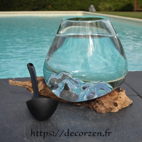 Verre à cocktail ou vase en verre recyclé soufflé en fusion sur du bois flotté Verre à cocktail ou vase en verre recyclé soufflé en fusion sur du bois flotté