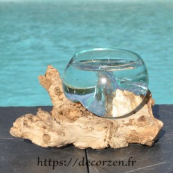 Ramequin, terrarium ou saladier en verre recyclé soufflé coulé en fusion sur du bois flotté.