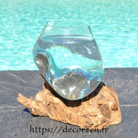 Verre à cocktail ou vase en verre recyclé soufflé et coulé à la bouche en fusion sur du bois flotté, le vase est amovible Verre à cocktail ou vase en verre recyclé soufflé et coulé à la bouche en fusion sur du bois flotté, le vase est amovible