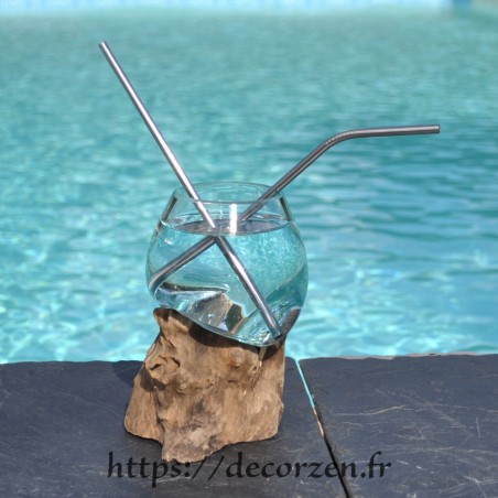 Verre à cocktail ou vase en verre recyclé soufflé et coulé à la bouche en fusion sur du bois flotté, le vase est amovible Verre à cocktail ou vase en verre recyclé soufflé et coulé à la bouche en fusion sur du bois flotté, le vase est amovible
