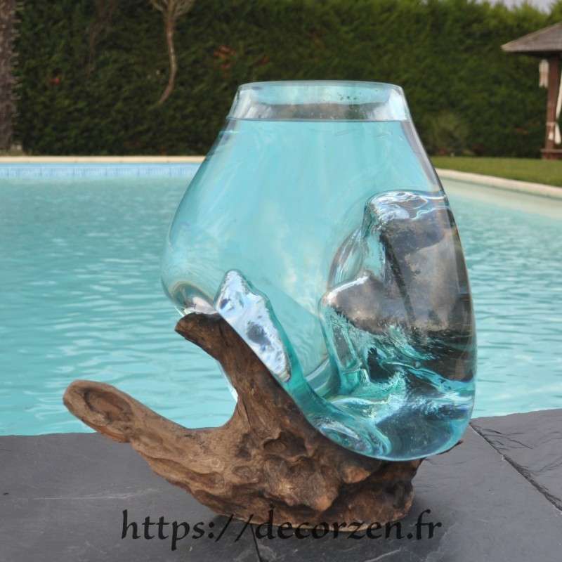 Aquarium ou vase en verre recyclé soufflé à la bouche en fusion sur du bois flotté, le vase est amovible