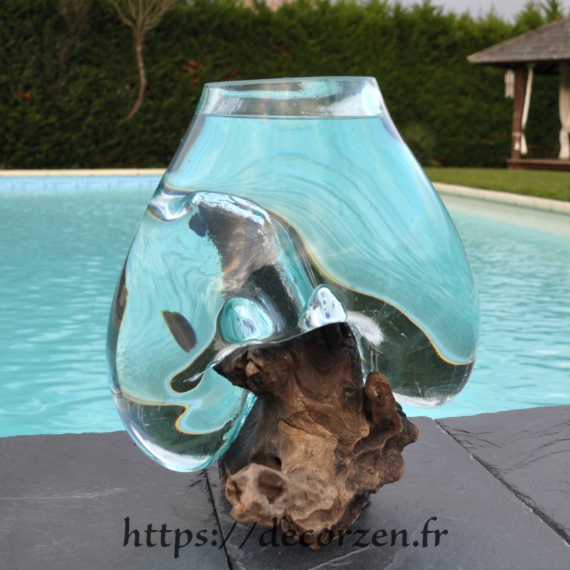 Aquarium ou vase en verre recyclé soufflé à la bouche en fusion sur du bois flotté, le vase est amovible pour le lavage