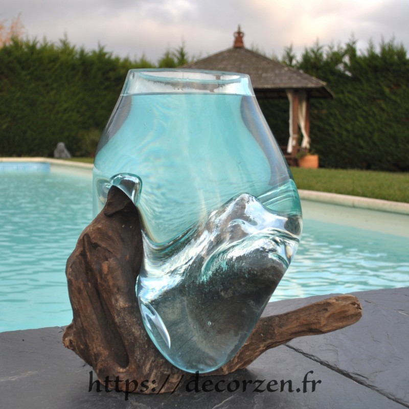 Aquarium ou vase en verre recyclé soufflé en fusion sur du bois flotté, le vase est amovible pour le lavage