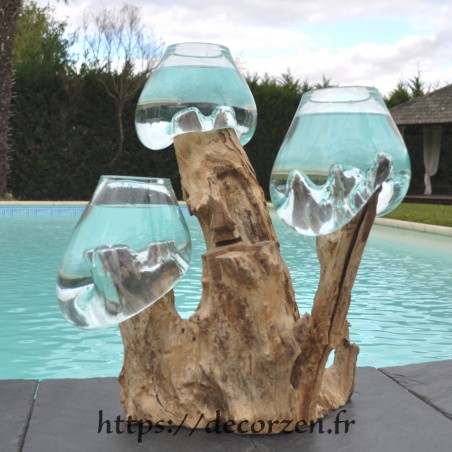 3 vases en verre recyclé soufflés et moulés en fusion directement sur du bois flotté 3 vases en verre recyclé soufflés et moulés en fusion directement sur du bois flotté
