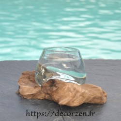 Merveilleux verre à digestif ou petit vase en verre soufflé sur du bois flotté VS211.756