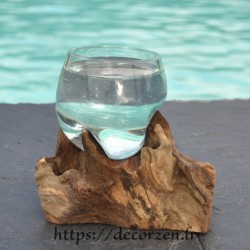 Merveilleux verre à digestif ou petit vase en verre soufflé sur du bois flotté VS211.757