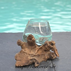 Merveilleux verre à digestif ou petit vase en verre soufflé sur du bois flotté VS211.755