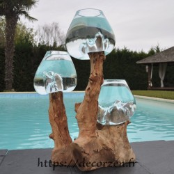Trois vases en verre recyclé soufflé en fusion directement sur du bois flotté, les verres sont amovibles.