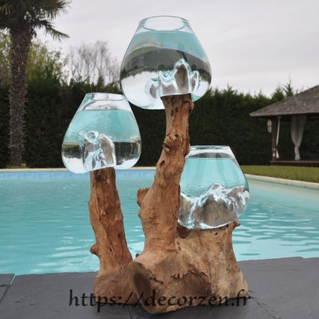 Trois vases en verre recyclé soufflé en fusion directement sur du bois flotté, les verres sont amovibles. Trois vases en verre recyclé soufflé en fusion directement sur du bois flotté, les verres sont amovibles.