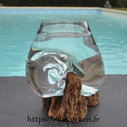 Un bol à cocktail en verre recyclé soufflé en fusion sur du bois flotté, le vase est amovible