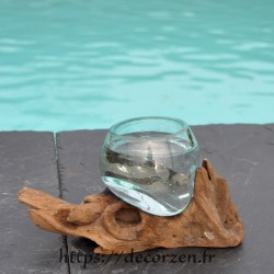 Merveilleux verre à digestif ou petit vase en verre soufflé sur du bois flotté VS211.785