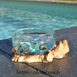 Terrarium, saladier ou ramequin en verre recyclé soufflé en fusion à la bouche sur du bois flotté.