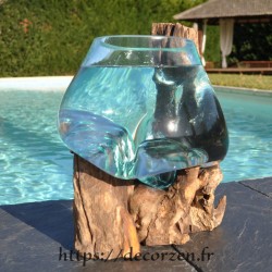 Un bol à cocktail ou vase en verre recyclé soufflé en fusion sur du bois flotté, le vase est amovible pour le laver