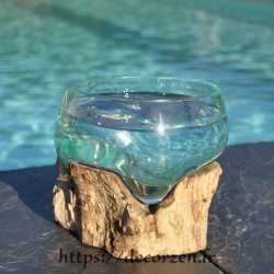 Saladier ou ramequin en verre recyclé soufflé coulé en fusion sur du bois flotté.